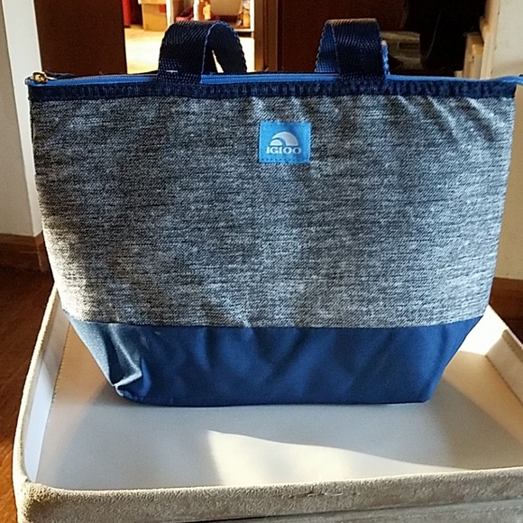 Igloo Handbags - NWOT blue Igloo lunch bag